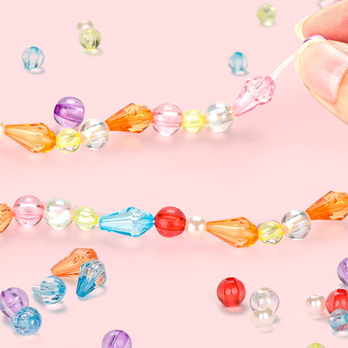 Tato bohatá sada přívěsků obsahuje 6 designů, 6 různých barev, 6 řetízků na přívěsky, 1 pinzetu, 1 balení diamantů, 1 balení barevných korálků a 1 delší provázek!