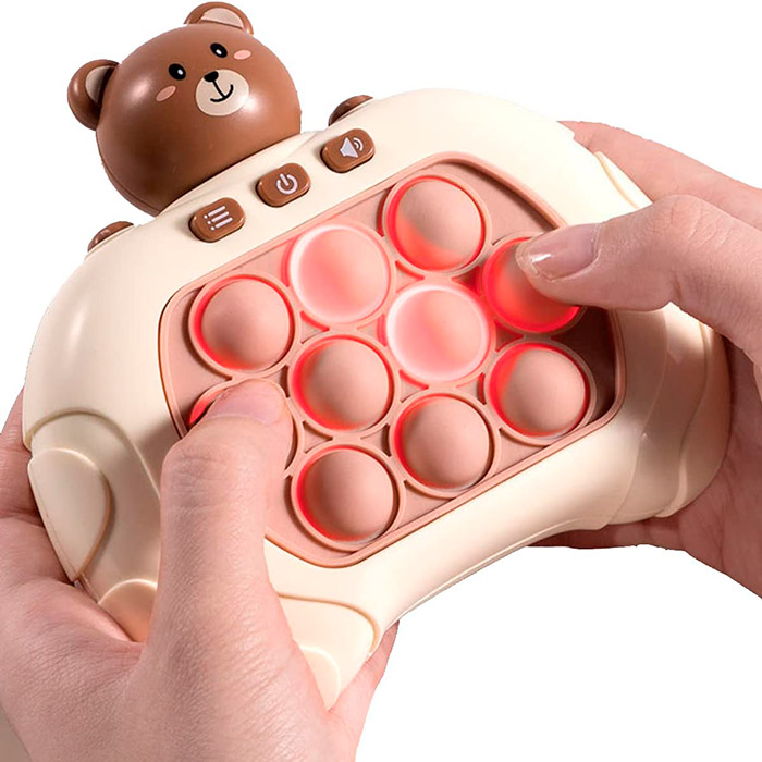 Tato interaktivní hračka umožňuje 4 různé hry - rychlé reakce, paměť, rychlost, hra pro 2 hráče!