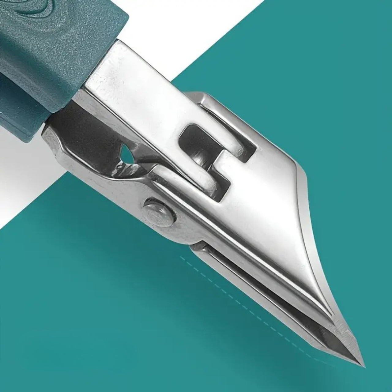 Ergonomický design s 25° úhlem čepele usnadňuje péči o nehty a rychle řeší problémy se zarostlými nehty.