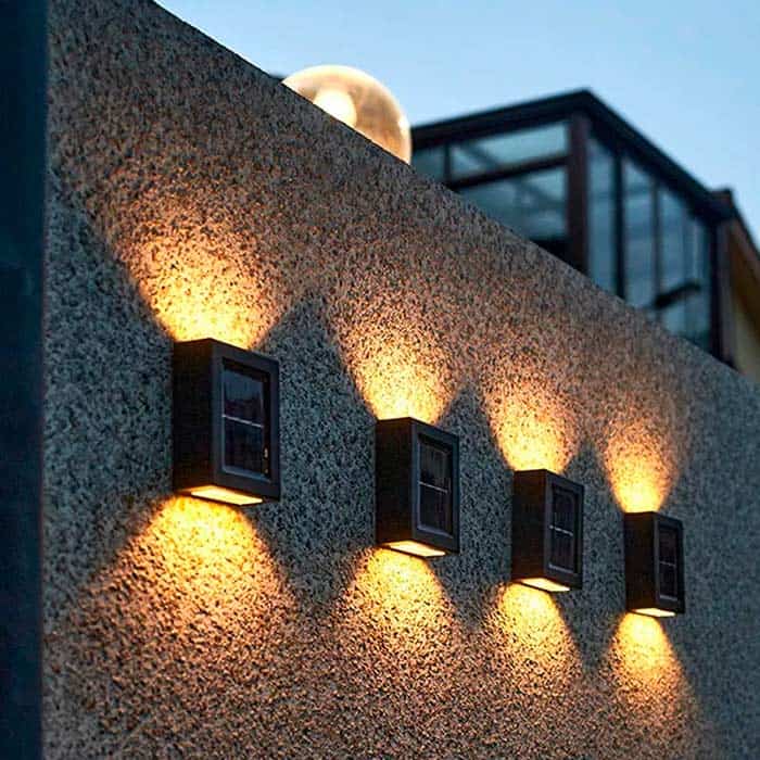 Solární lampa se přes den nabíjí solární energií a po setmění začne svítit.