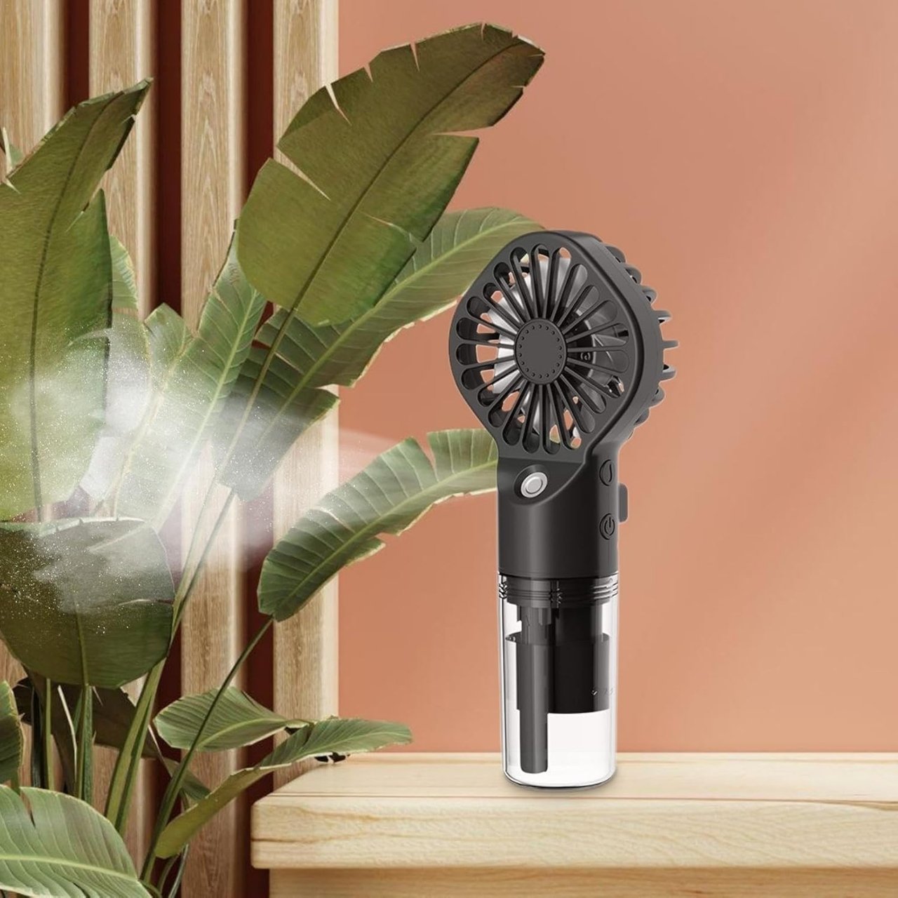 Osvěžení a hydratace v jednom - mlžením jemné vody ventilátor nejen ochlazuje, ale také zvlhčuje pleť, ideální pro horké, suché dny.